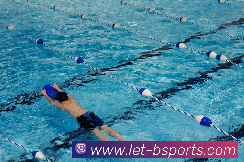 足球比赛中的盯人防守与区域防守对比分析